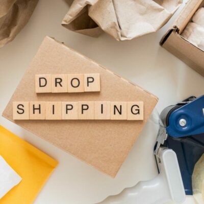 Infographic outlining Target PRO's 2025 Dropshipping Strategy, featuring 8 successful products, unique landing pages, 15-day ad campaigns, and a step-by-step implementation plan for maximizing sales