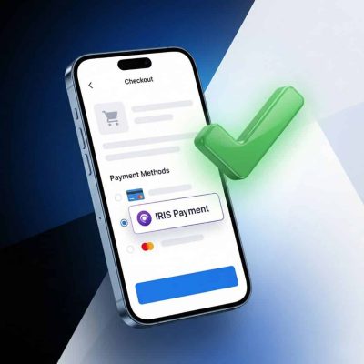 3D αναπαράσταση smartphone με οθόνη checkout που δείχνει την επιλογή πληρωμής IRIS Payment και ένα πράσινο τικ επιβεβαίωσης. Συμβολίζει την υποχρεωτική ενεργοποίηση IRIS σε E-shop.